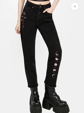 NWT DISTURBIA Griffinfly Embroidered Distressed Black Denim Mom Jeans 30
waist